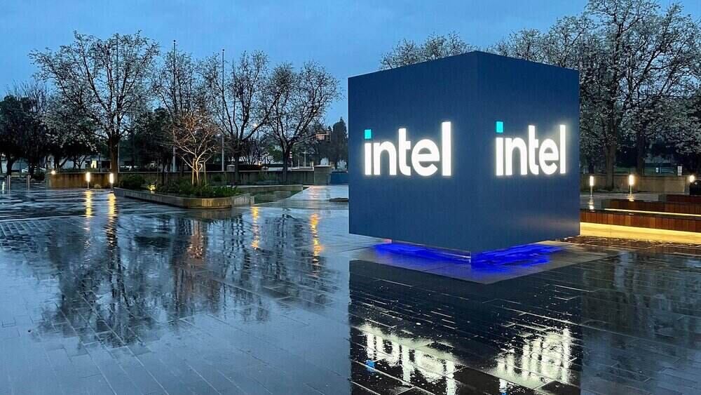 Intel debate qué hacer para salir de su caída histórica: se plantea incluso dividirse